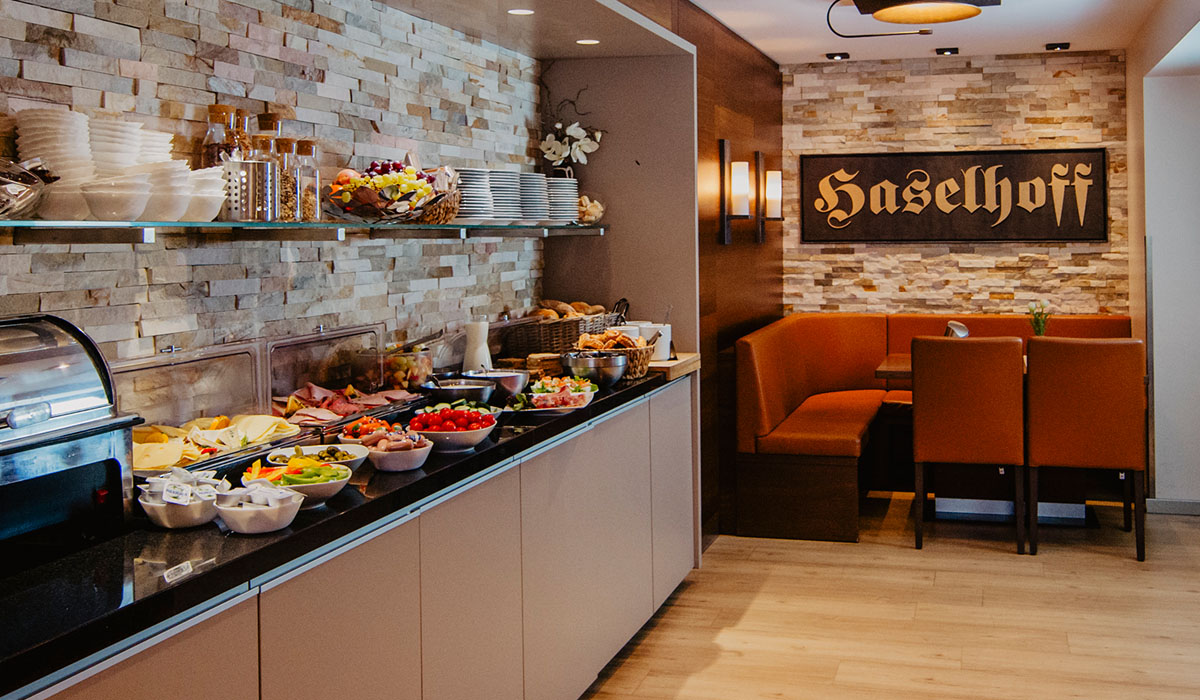 Buffet mit Frischen Lebensmitteln, Obst und Eiern