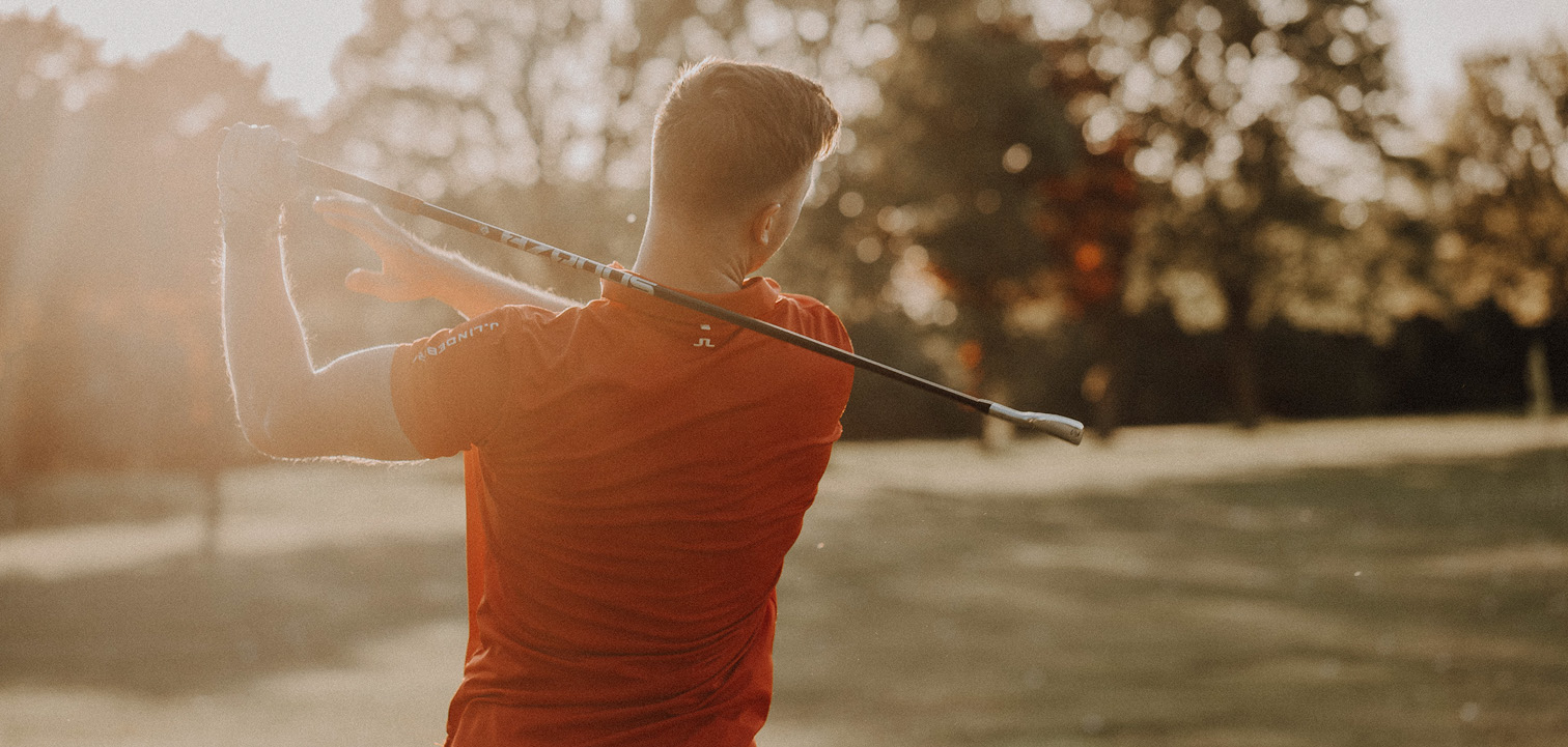 Content_Golf Person beim Golf-Abschlag