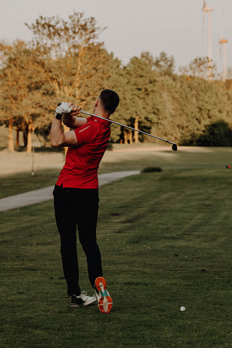 Golf_Abschlag Mann beim Abschlag auf dem Golf-Gelände