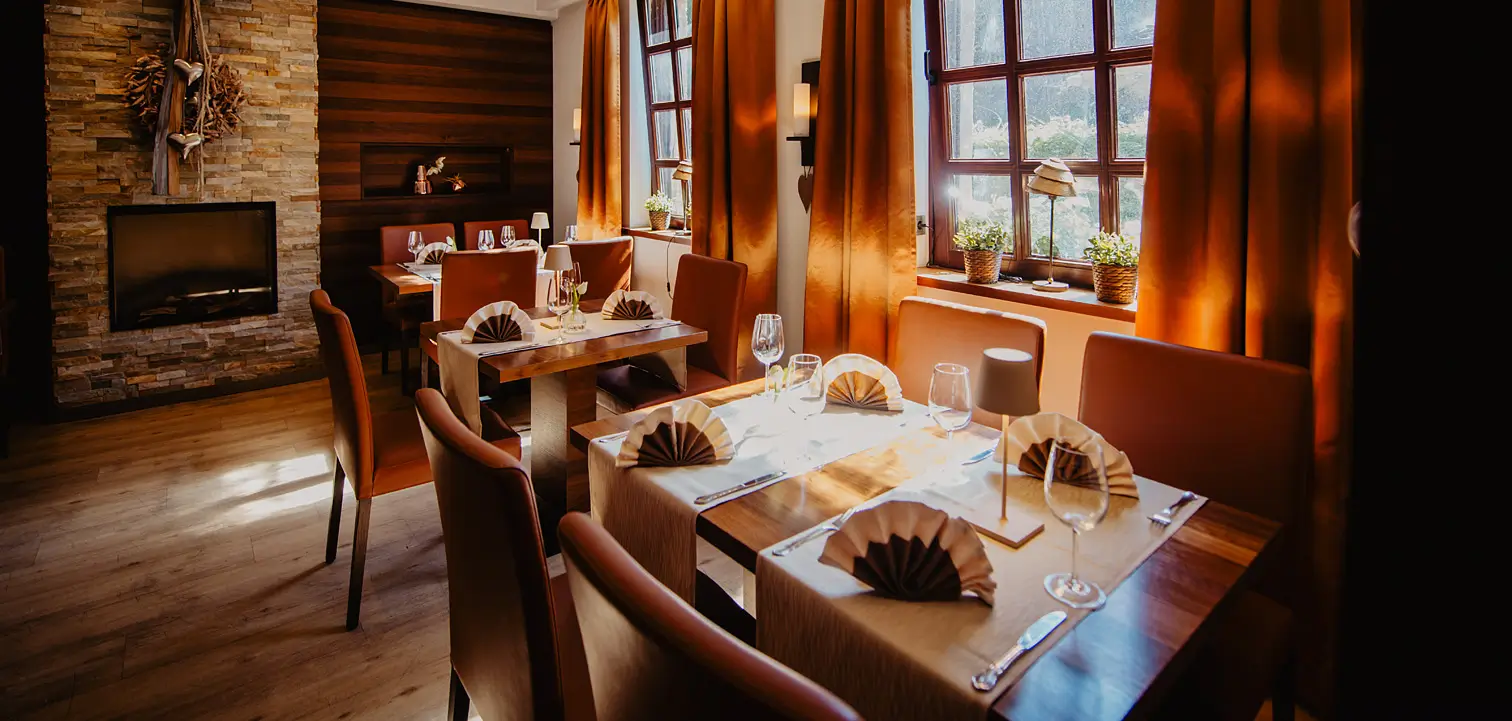 Hotel-Haselhoff-Coesfeld-Restaurant-westfälische-regionale-Kueche Tische im Restaurantbereich Haselhoof