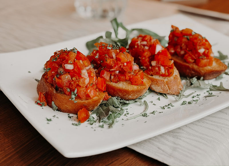 Bruschetta angerichtet auf Teller